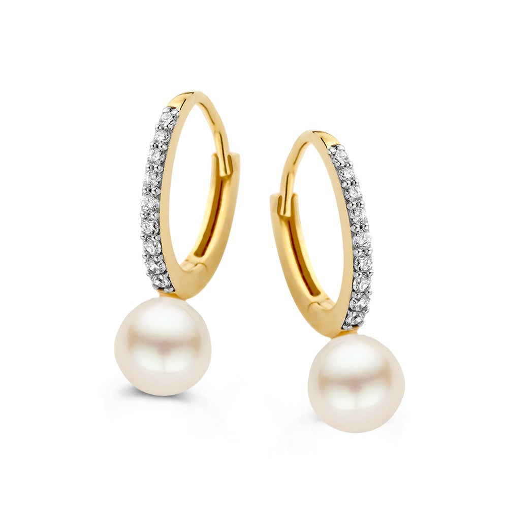 Geelgouden oorringen met een parel en zirkonia, voorzien van een elegante, glanzende afwerking.