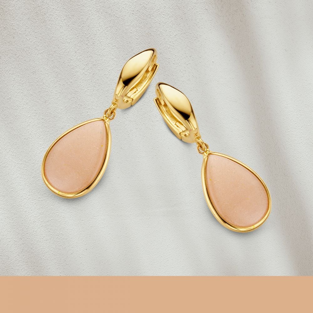 Geelgouden Oorringen met Roze Maansteen Aanhangers – Een Subtiele, Betoverende Look
