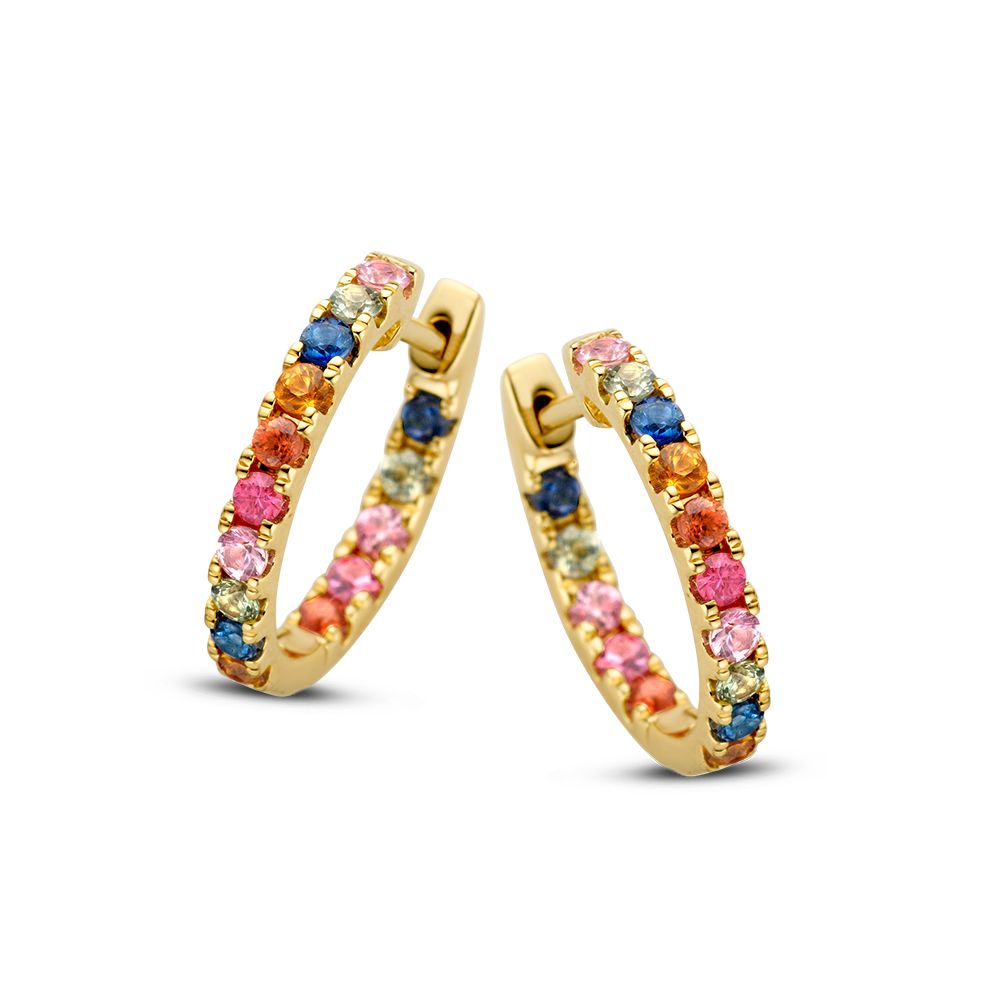 De Geelgouden Oorringen met Regenboog Saffier in Chatonzetting van Excellent Jewelry zijn bezet met sprankelende multicolor saffieren die in een herhalend patroon langs de voorkant van elke oorbel zijn gezet.