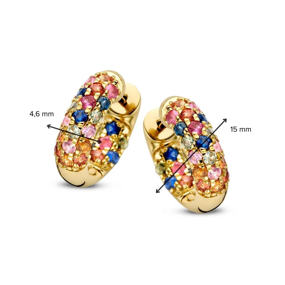 De Geelgouden Oorringen met Regenboog Saffier in Luxe Pavézetting van Excellent Jewelry zijn 4,6 mm breed en 15 mm hoog, pavégezet met saffieren in roze, geel en blauw.
