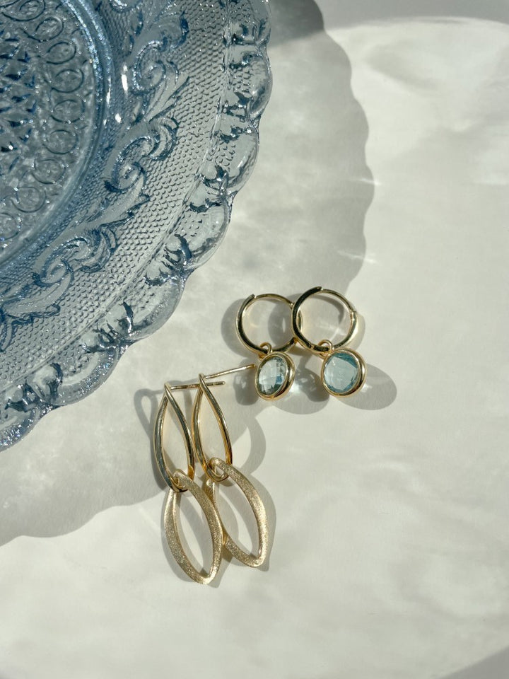 Geelgouden Oorringen met Blauwe Topaas Aanhangers | 14 Karaat Goud – Van der Kooij