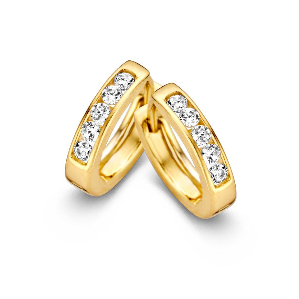 De Verfijnde Geelgouden Creolen met Zirkonia's van Excellent Jewelry zijn 14 karaat geelgouden oorringen, elk bezet met vijf heldere zirkonia's op de voorzijde en gefotografeerd rechtop op een witte achtergrond.