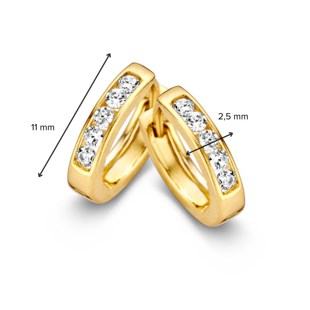 De Verfijnde Geelgouden Creolen met Zirkonia's van Excellent Jewelry zijn 14 karaat, elk oorringetje is 11 mm hoog en 2,5 mm breed, en schitterend bezet met heldere zirkonia.
