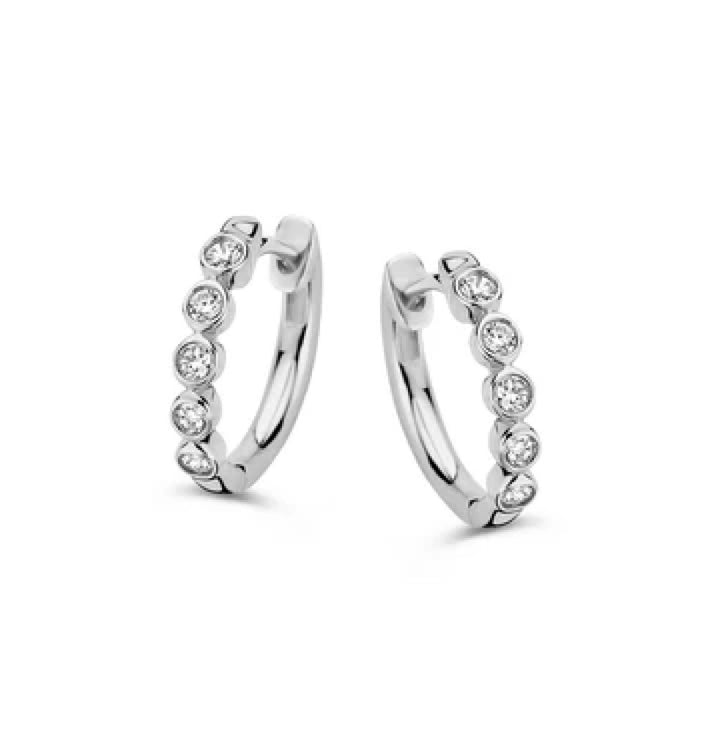 Aurore Jewelry's Oorringen Luna 0,20 crt. witgoud hebben vijf gelijkmatig verdeelde lab-grown diamant edelstenen langs de voorkant, gemaakt van 18 karaat witgoud en afgebeeld op een witte achtergrond.