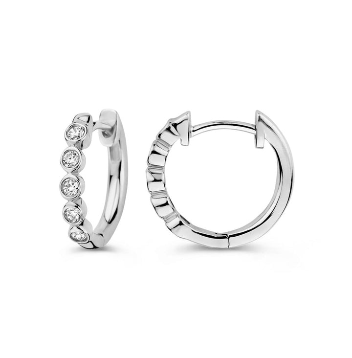 Een paar kleine Oorringen Luna 0,20 crt. in witgoud van Aurore Jewelry: één oorbel is naar voren gericht met vijf lab-grown diamant edelstenen aan de voorkant, terwijl de andere van opzij gezien het slotmechanisme toont.