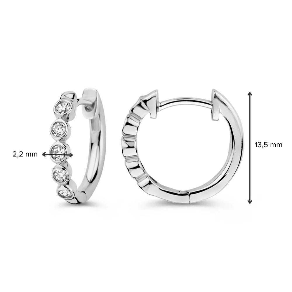 Aurore Jewelry Oorringen Luna 0,20 crt. in 18 karaat witgoud, elk met vijf ronde heldere lab-grown diamanten aan de voorzijde. Eén oorbel wordt frontaal getoond, de ander van opzij. Afmetingen: 13,5 mm hoog en 2,2 mm breed.