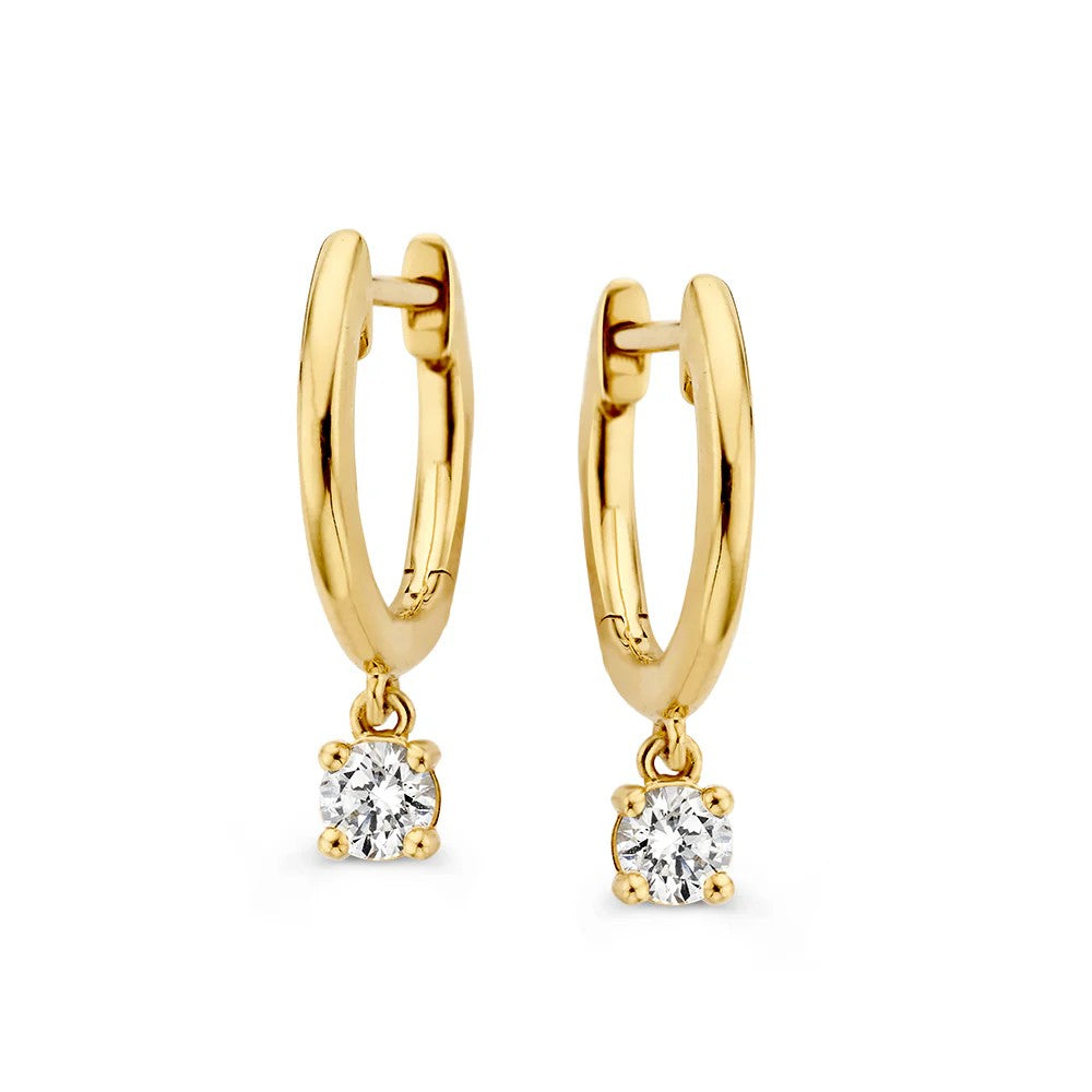 Geelgouden oorringen met een hangende diamant van 0,30 crt. in een vierkante zetting.