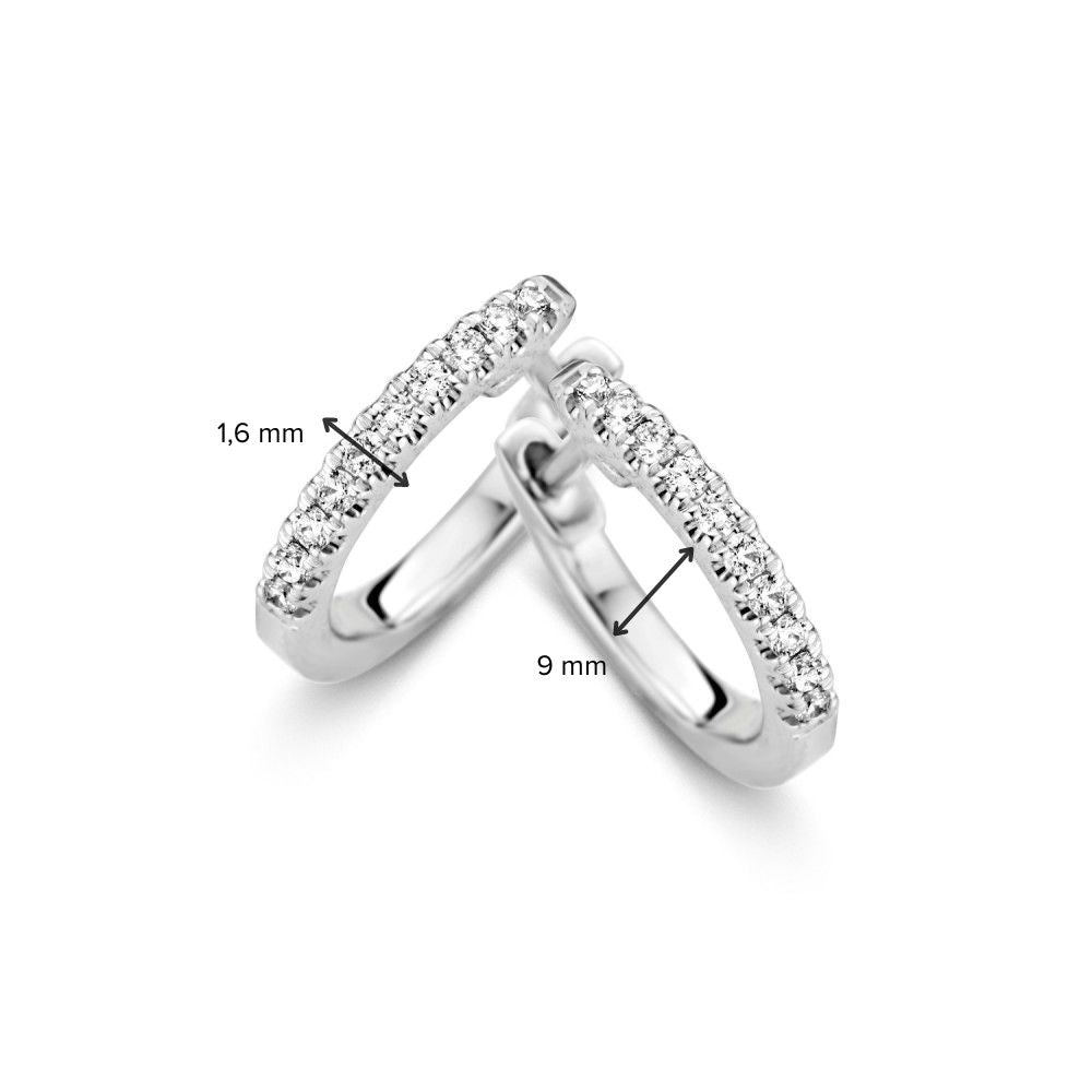 Twee gedeeltelijk overlappende witgouden oorbellen van Excellent Jewelry, 14 karaat, met kleine briljant geslepen diamanten (H/SI-1 kwaliteit), 0,13 ct totaal; de ene oorbel is 1,6 mm breed, de andere heeft een diameter van 9 mm. Gratis verzending.