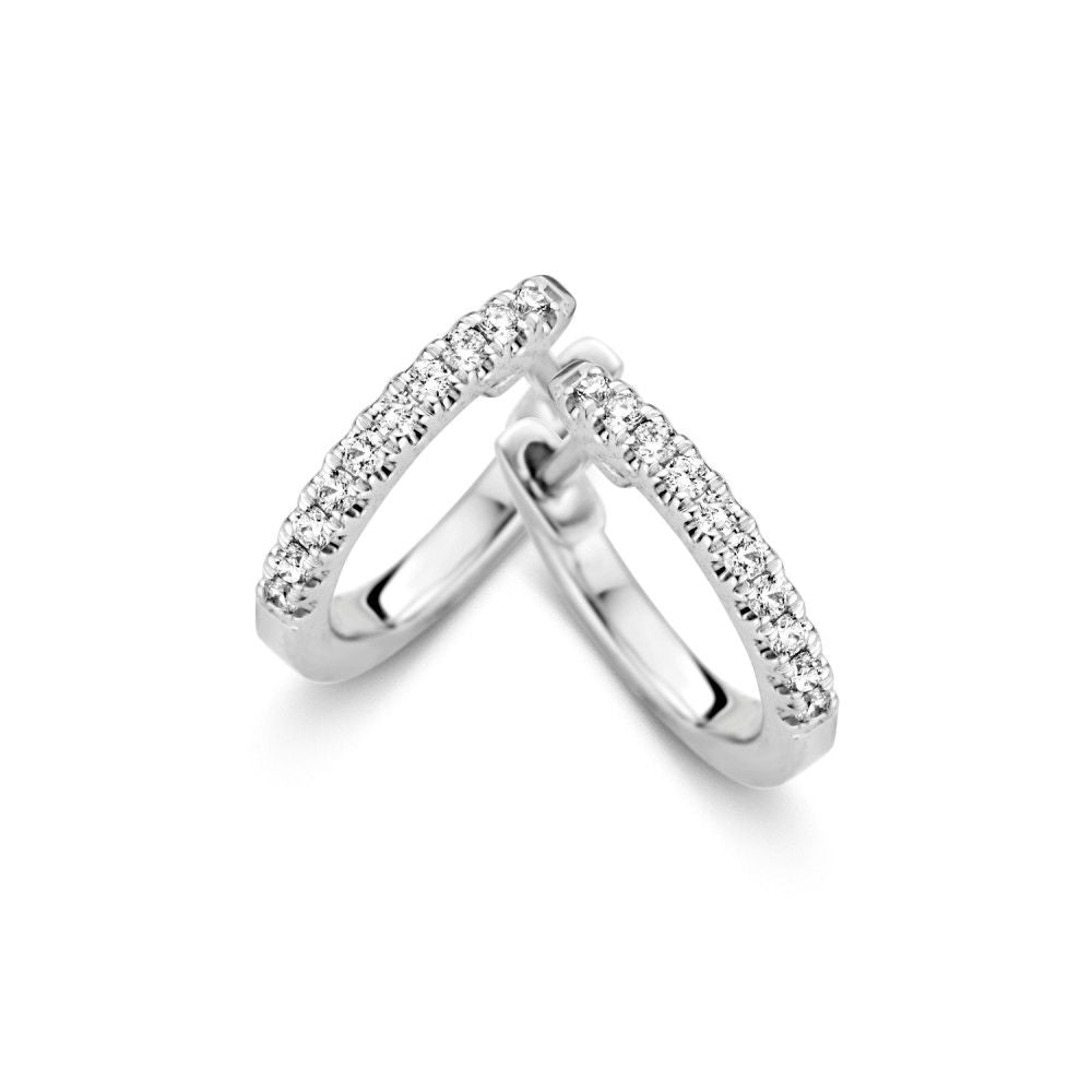 Excellent Jewelry Witgouden Oorringen met briljant geslepen diamanten (14 karaat, totaal 0.13 ct, H/SI-1) gepresenteerd tegen een witte achtergrond. Gratis verzending.