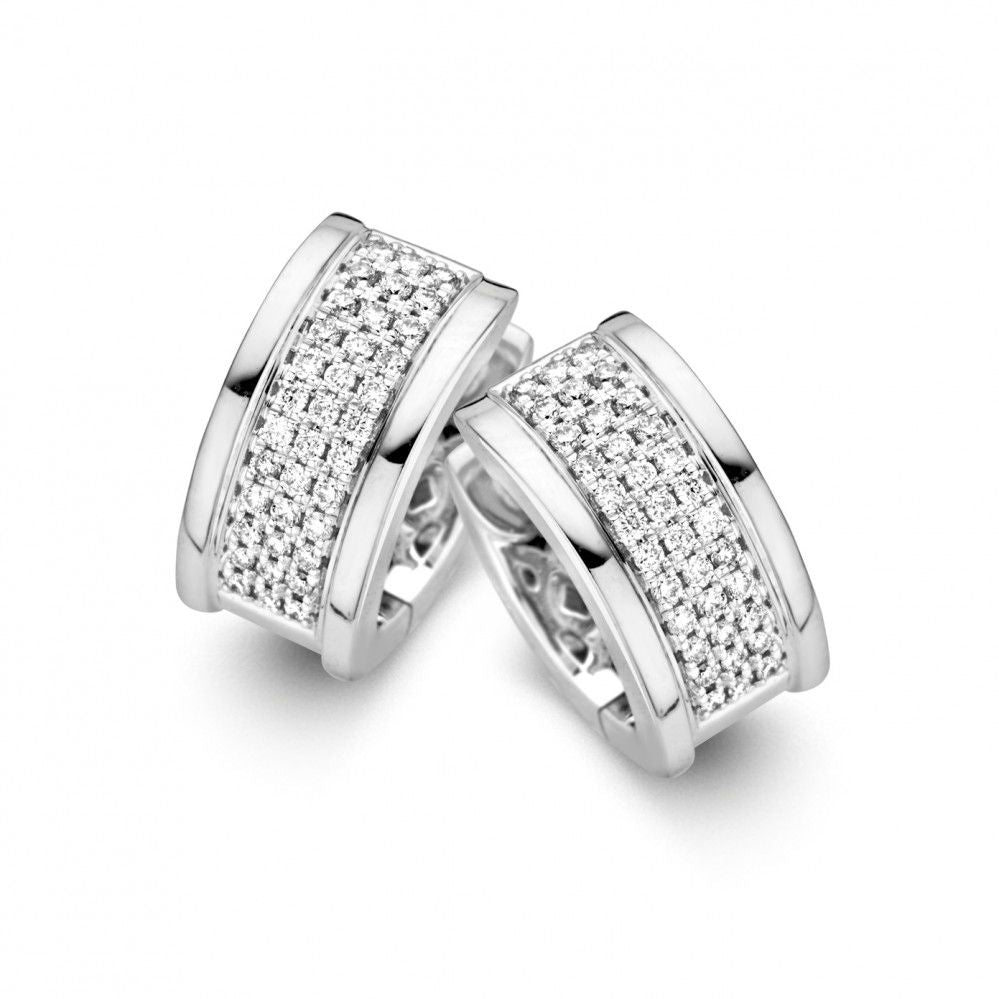 De Elegante witgouden oorringen met briljantdiamanten in pavézetting (14 karaat) van Excellent Jewelry hebben drie rijen schitterende diamanten in het midden en gepolijste randen, gepresenteerd op een witte achtergrond.