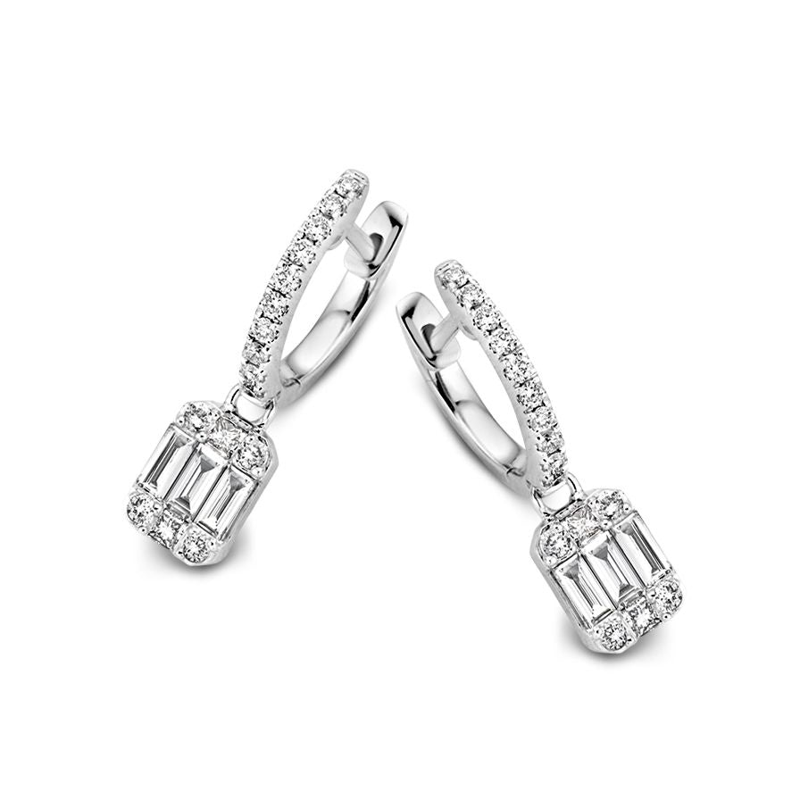 Witgouden oorringen met baguette en briljant geslepen diamanten, totaal 0.60 crt, met sprankelende aanhangers.