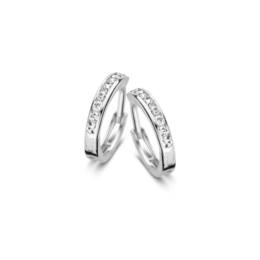 De Excellent Jewelry Witgouden oorringen met zirkonia hebben een elegant, subtiel ontwerp met een rij sprankelende zirkonia aan de voorkant, getoond op een witte achtergrond.