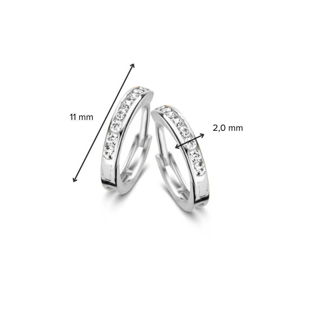 Excellent Jewelry witgouden oorringen met zirkonia: elegant en subtiel ontwerp, elk 11 mm lang en 2 mm breed, gezet met kleine heldere steentjes.