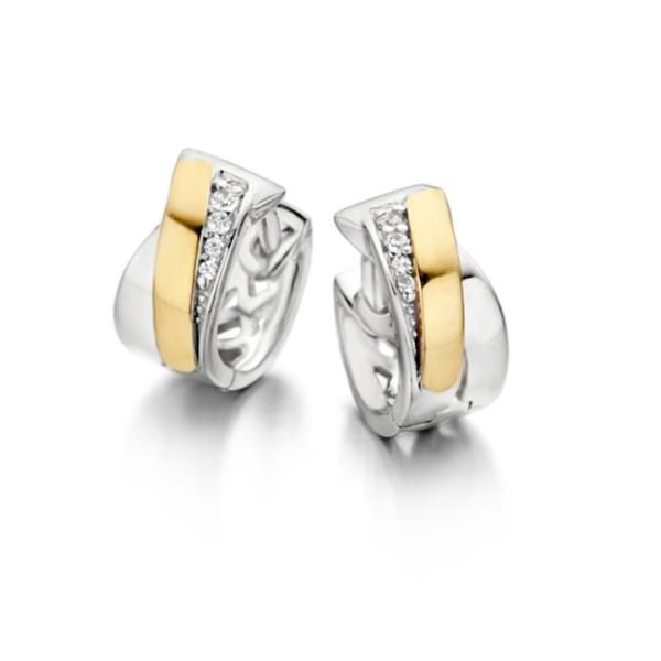 Zilveren oorringen met een gouden accent en zirkonia's, met een moderne, golvende vorm.