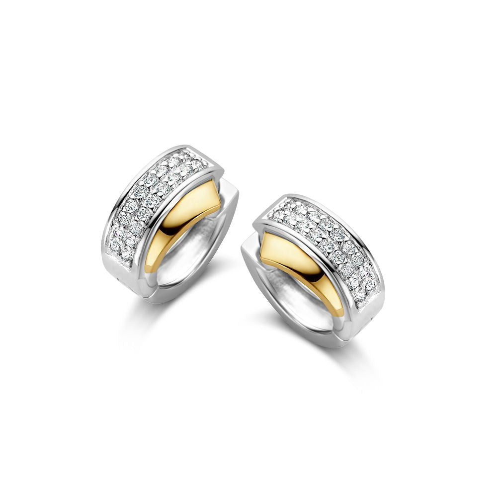 Zilver-gouden oorringen met een glanzende afwerking en zirkonia's in een stijlvolle, moderne vorm.