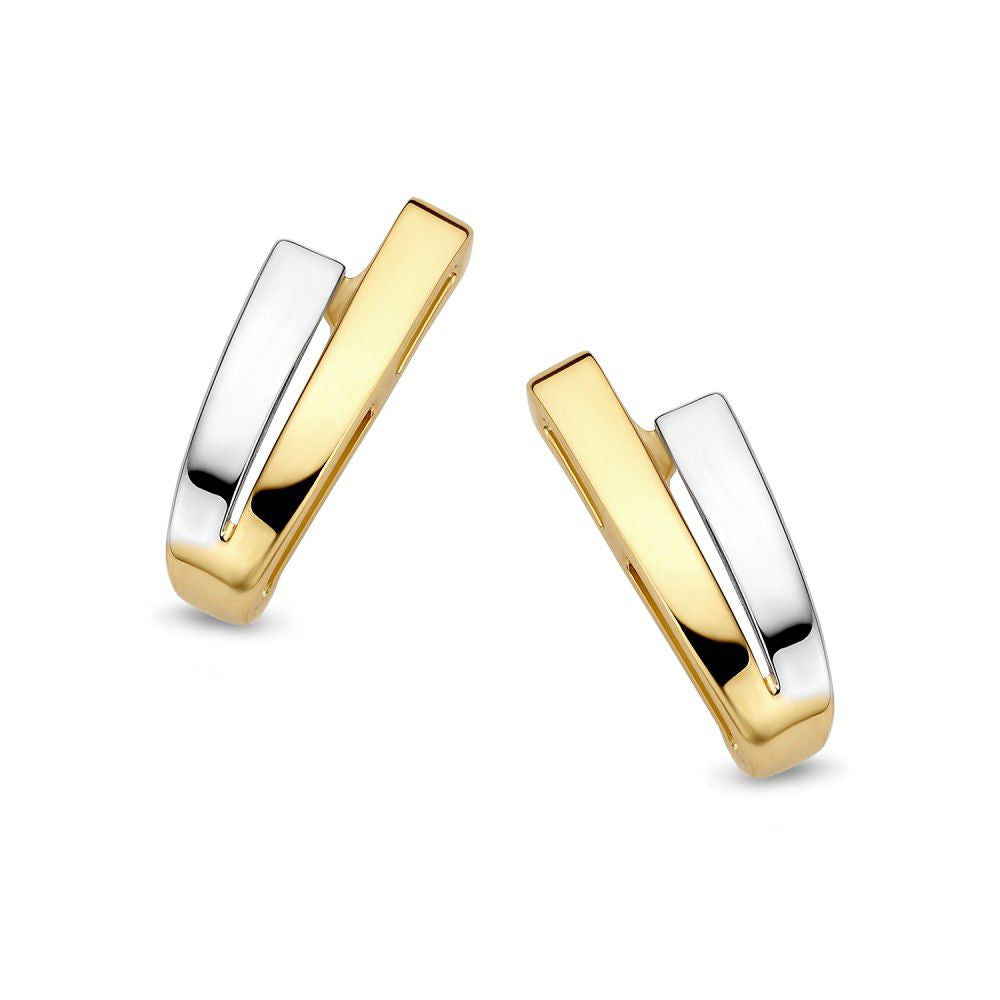 Bicolor gouden oorstekers in strakke uitvoering van 14 karaat geel en wit goud met een moderne, geometrische vorm.