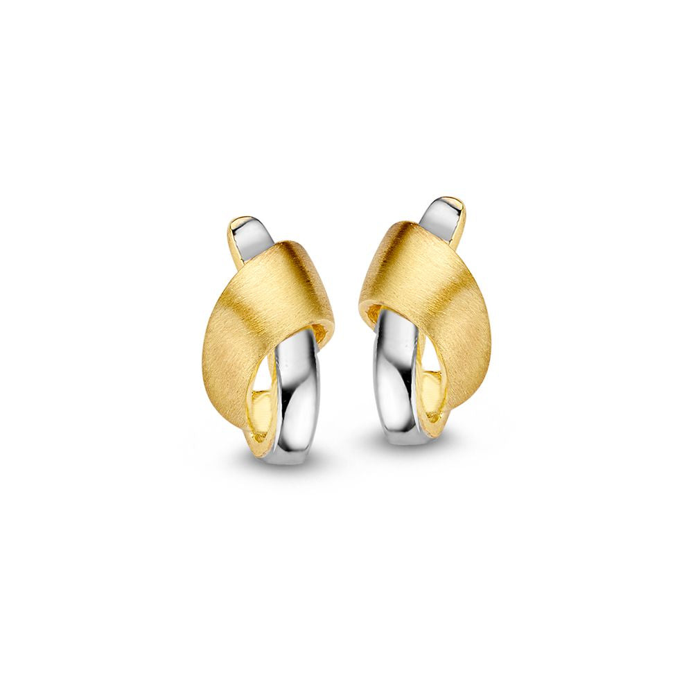 Bicolor gouden oorknoppen van 14 karaat met een matte gele en glanzende witte afwerking in een moderne, golvende vorm.
