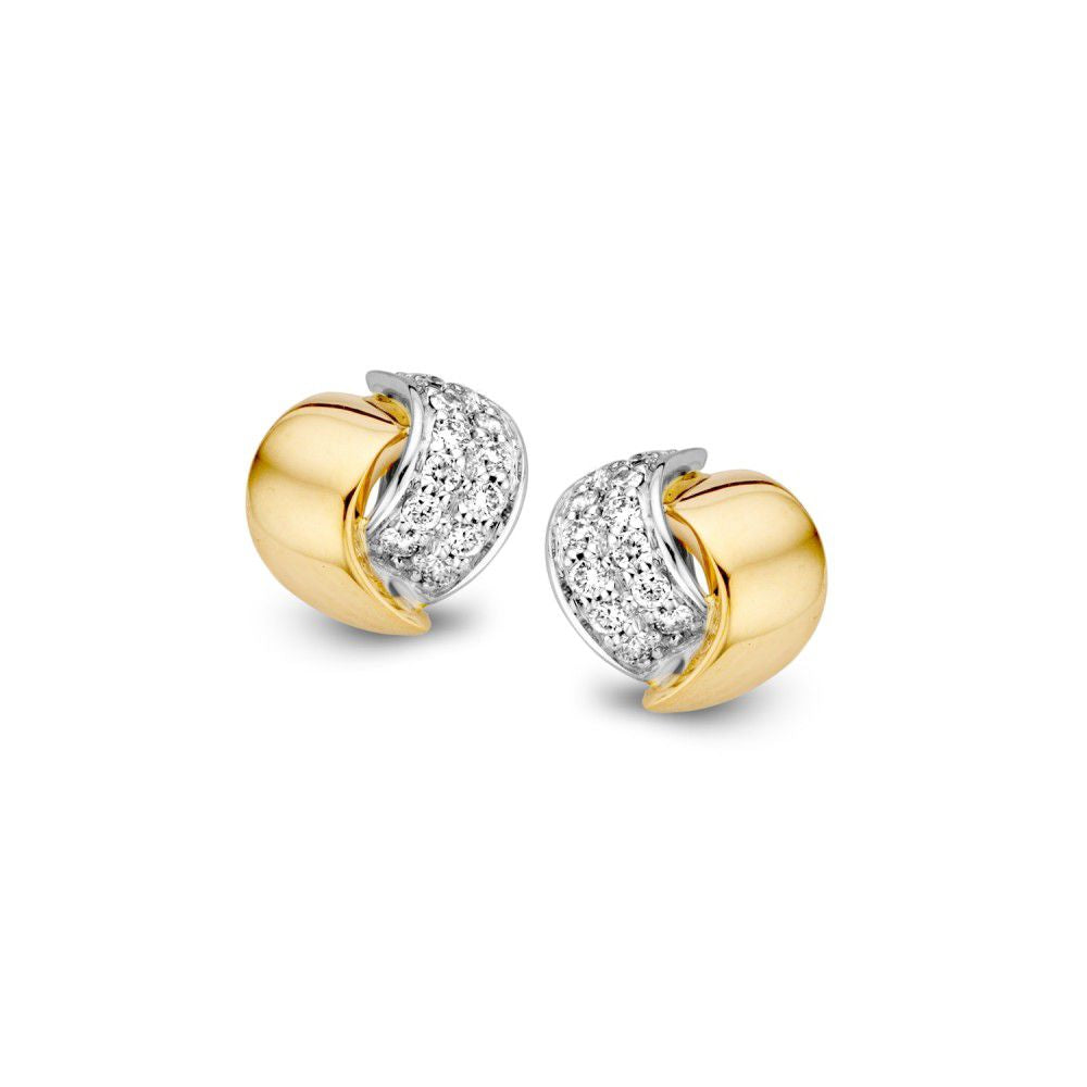 Bicolor gouden oorstekers met een combinatie van geel en wit goud, versierd met diamanten.