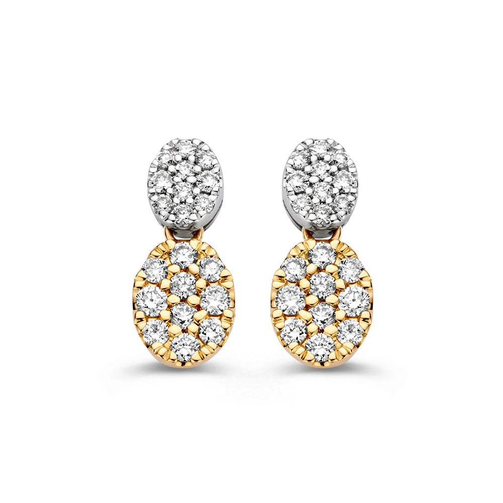 Gouden oorbellen met pave-set diamanten in een ovaal ontwerp, totaalgewicht 0,45 ct.