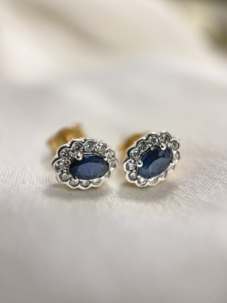 Geelgouden Oorstekers met Ovale Saffier en Diamant 0,60ct in Entourage Zetting