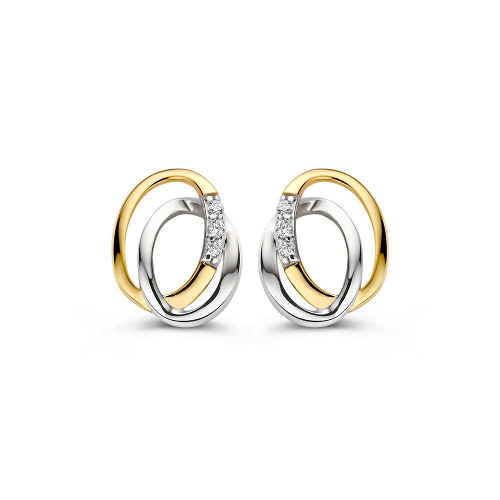 Bicolor gouden oorstekers met een zilveren en gouden ring, versierd met zirkonia steentjes.