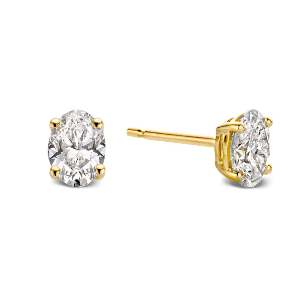 Geelgouden oorstekers met twee ovale diamanten van 0,50 crt. in een klassieke zetting.