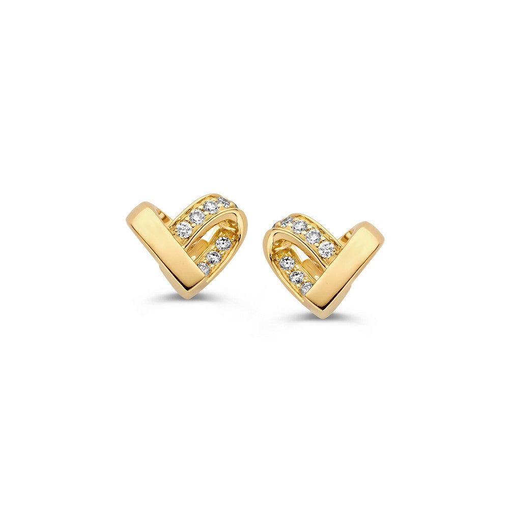 De Geelgouden Oorbellen in Hartvorm met Diamant van Excellent Jewelry zijn elegante oorstekers van 14 karaat goud, elk bezet met een rij fonkelende witte stenen langs één zijde.
