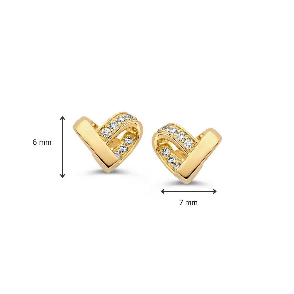 Een paar Geelgouden Oorbellen in Hartvorm met Diamant van Excellent Jewelry, 14 karaat goud, elegant en ingelegd met diamanten, 6 mm hoog en 7 mm breed, getoond op een witte achtergrond met maatvoering.