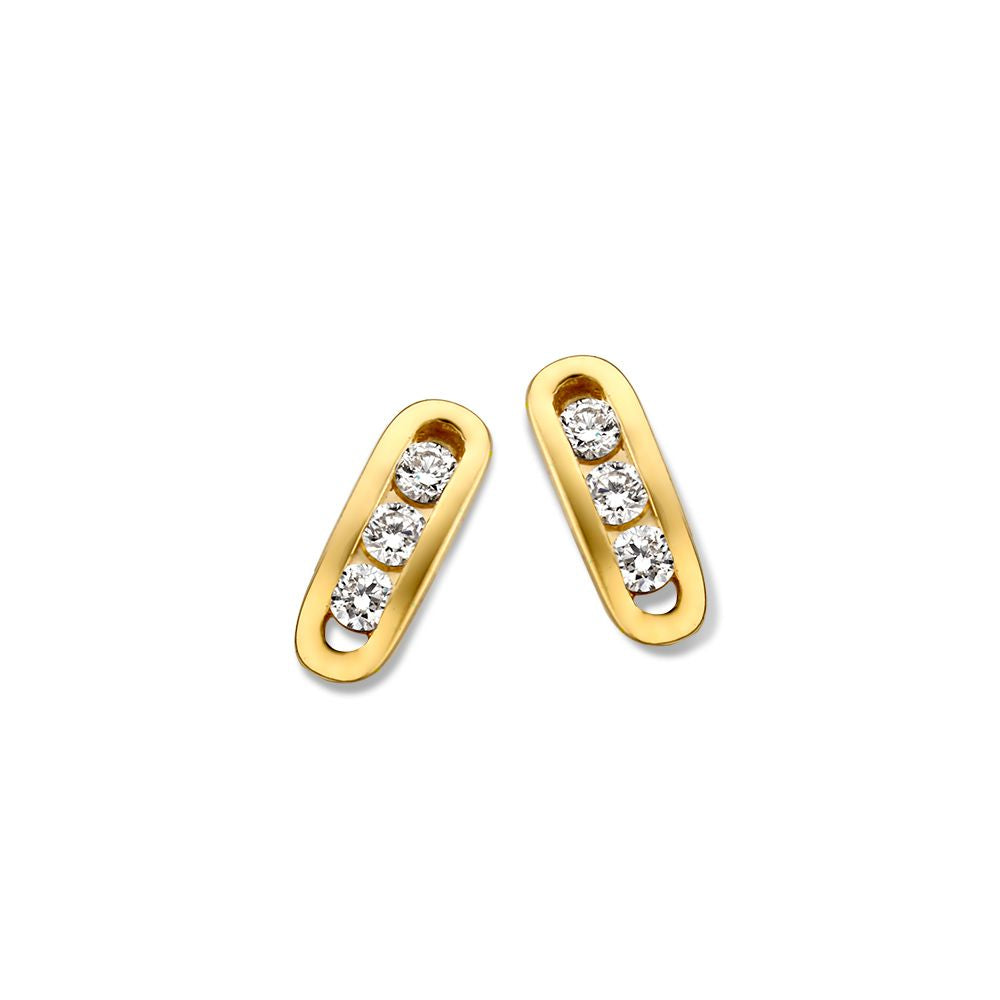 Geelgouden oorstekers met drie diamanten in een ovale, glanzende setting.