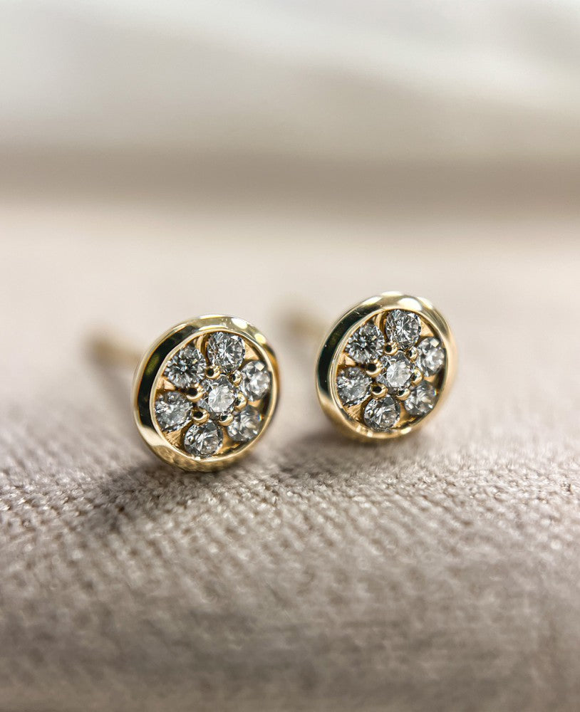 Geelgouden Oorstekers met Diamant van 0,18 crt. – Elegante
