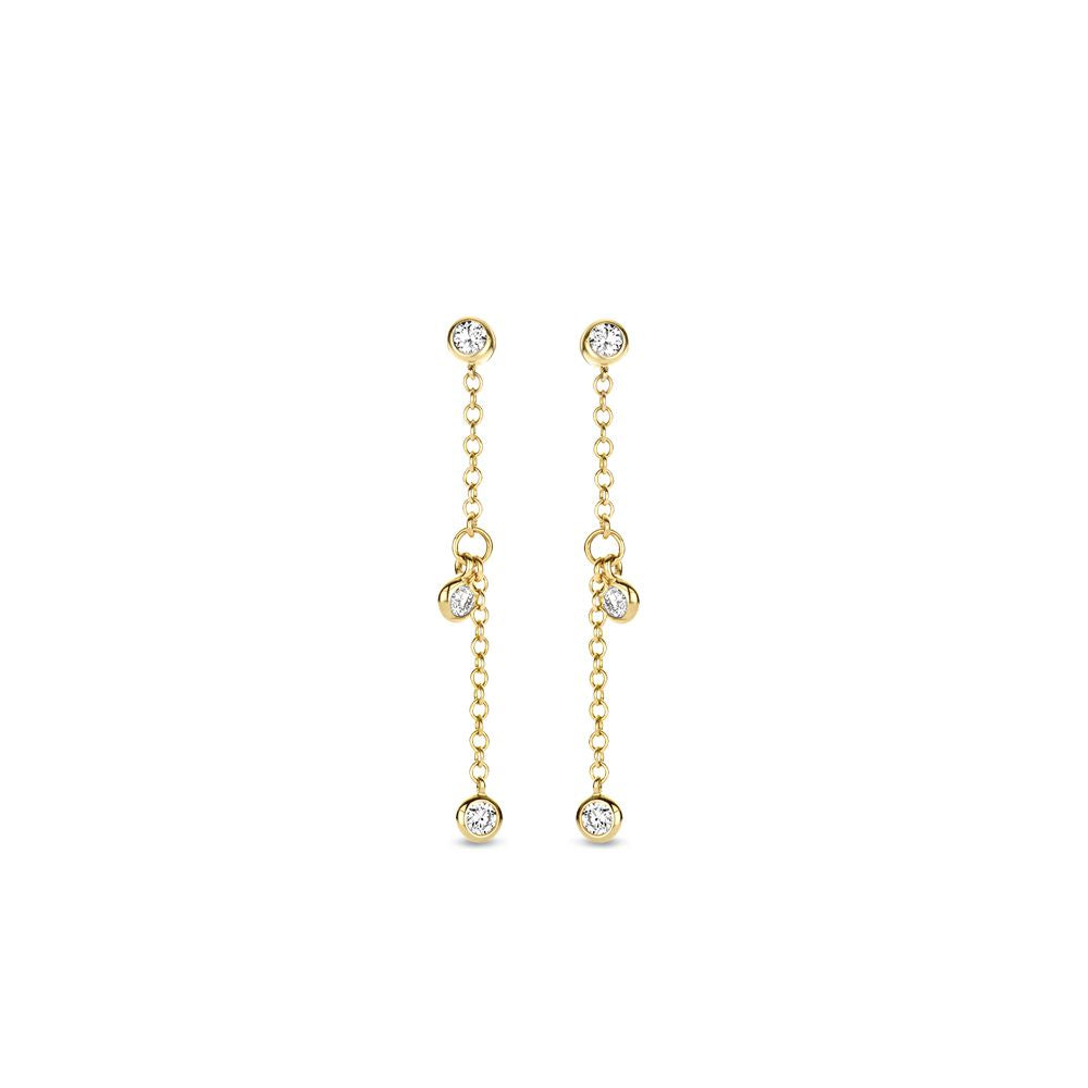 Geelgouden hangende oorstekers met drie dansende diamanten van 0,24 crt, voorzien van een delicate ketting.
