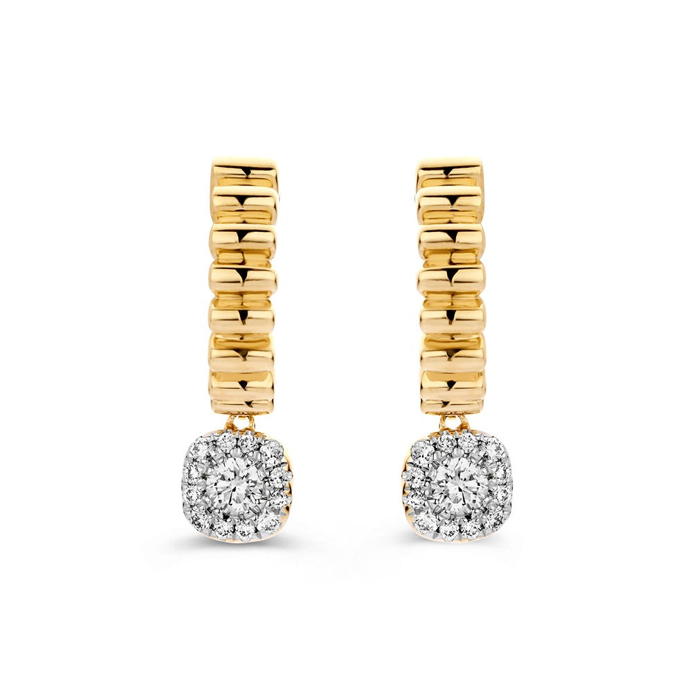 Gouden oorstekers met geribbelde schakel en fonkelende diamanten aanhangers.