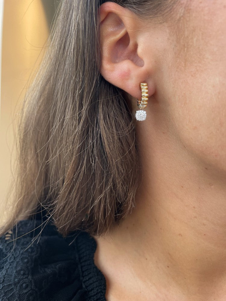 Speelse Gouden Oorstekers met Geribbelde Bewerking en Fonkelende Diamanten Aanhangers