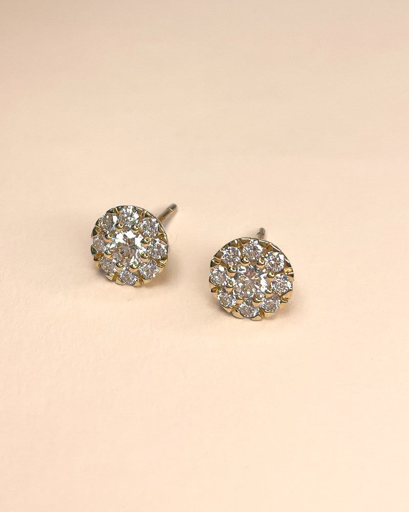 Geelgouden Oorknoppen met Diamant in Entourage Zetting – 0,80 crt