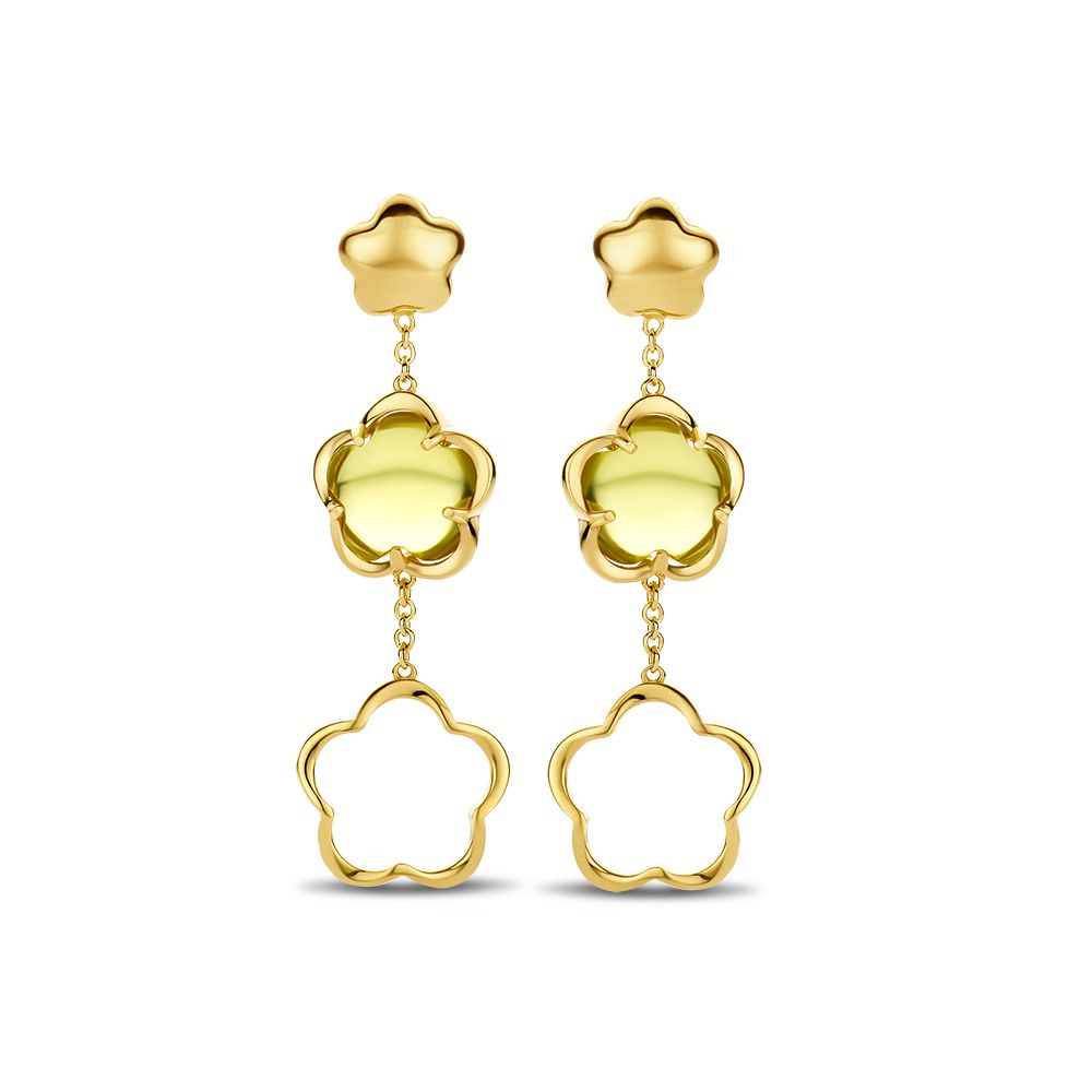 Geelgouden oorstekers met groene kwarts in bloemvorm, met een hangende, open bloem.