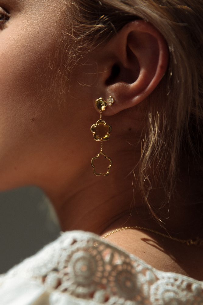 Geelgouden Oorstekers met Groene Kwarts Bloemvorm Hanger – Elegante Oorbellen
