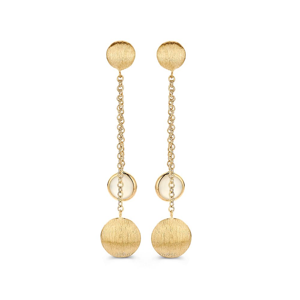 Geelgouden oorstekers met een matgouden hanger en een maansteen, met een speelse, elegante uitstraling.