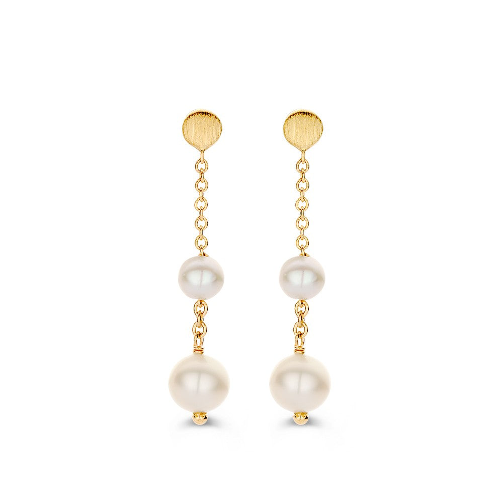 Geelgouden oorhangers met twee parels, een matgouden element en een hangende ketting.