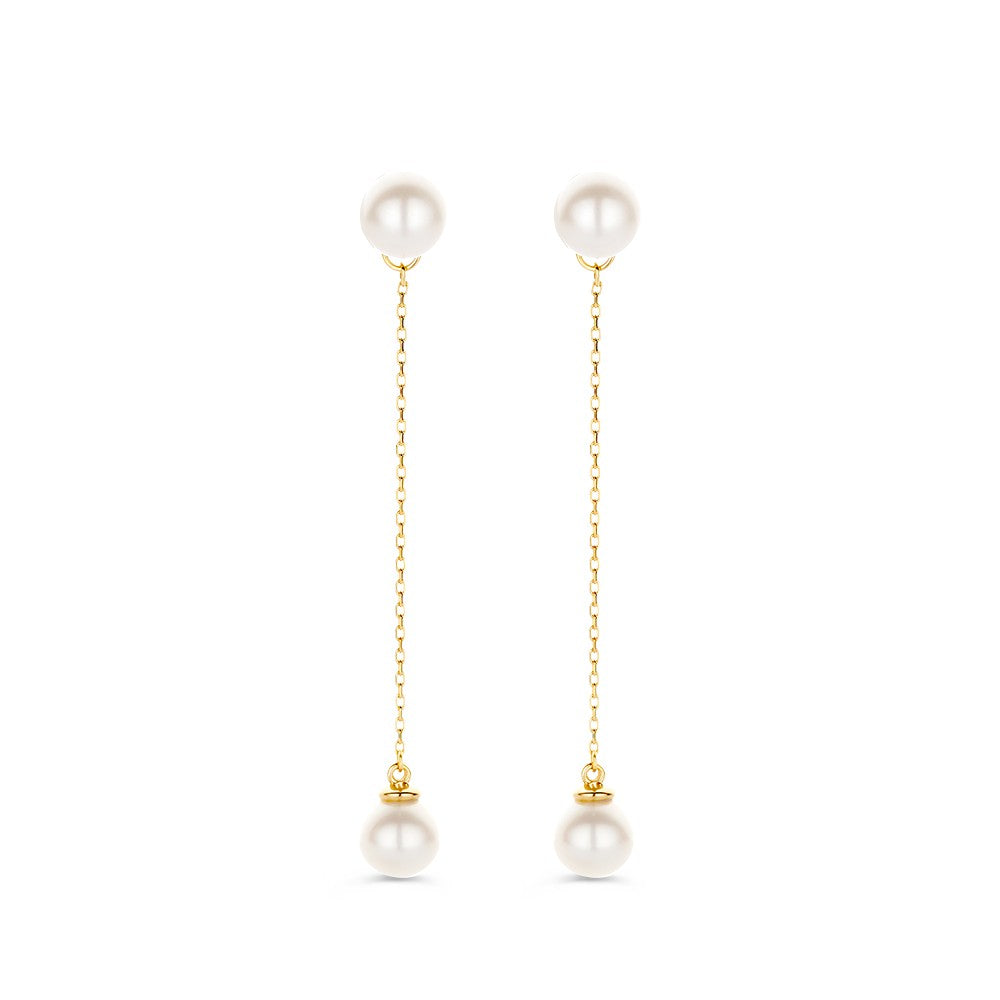 Lange geelgouden oorbellen met twee parels aan een fijne ketting.