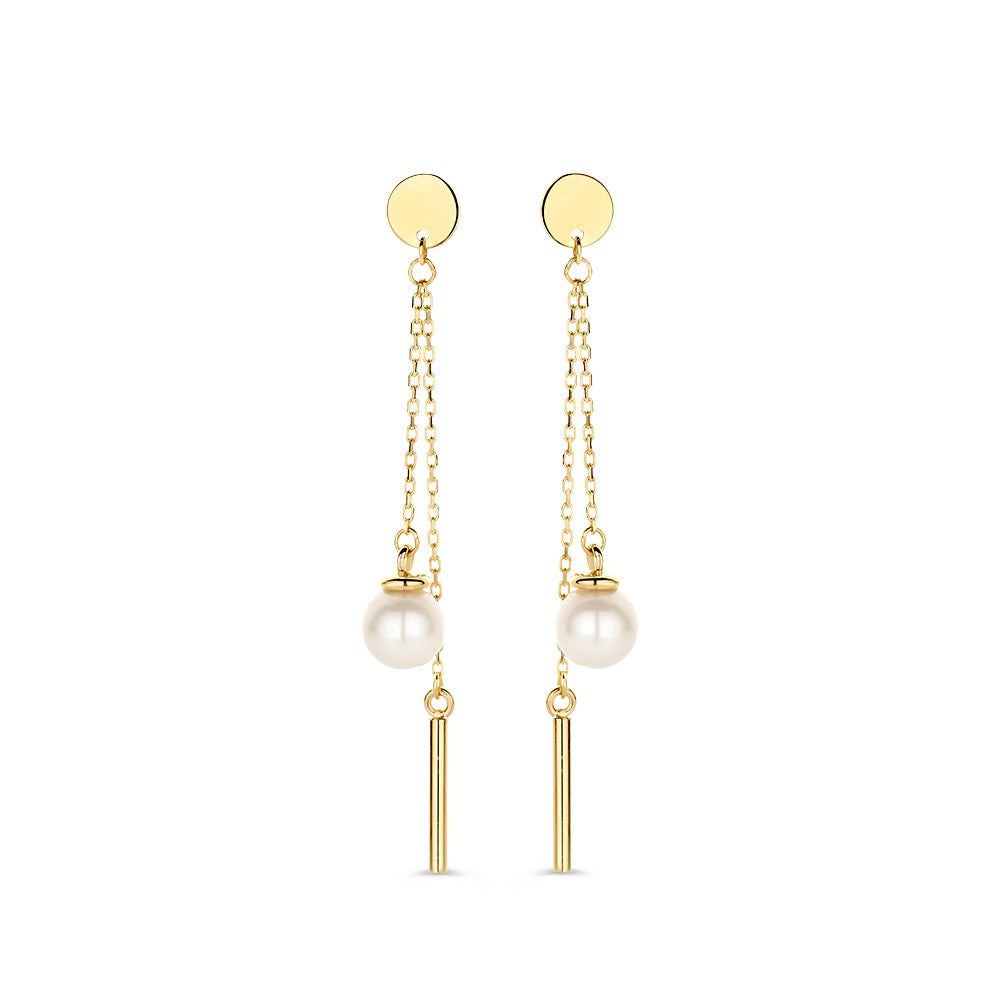 Gouden oorbellen met een pareltje en een gouden staafje, hangend aan een ketting.