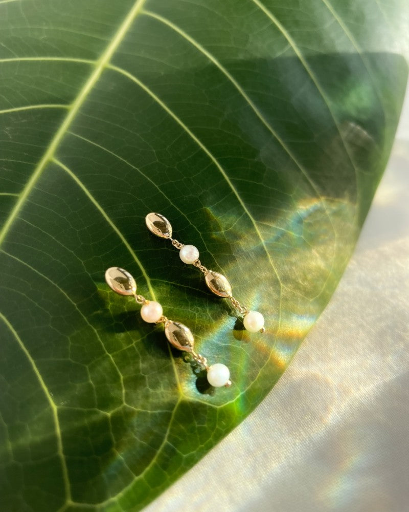 Speelse Geelgouden Oorbellen met Parels en Gouden Elementen 14 Karaat