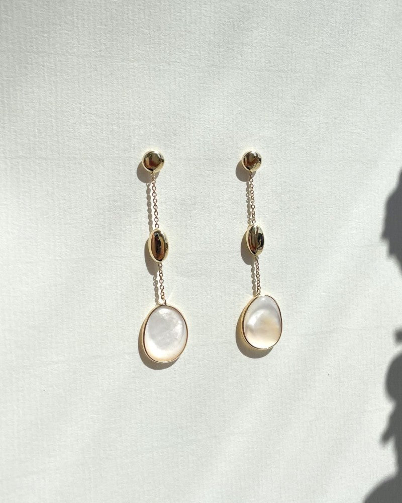 Lange Geelgouden Oorbellen met Parelmoer in Organische Vorm 14 Karaat