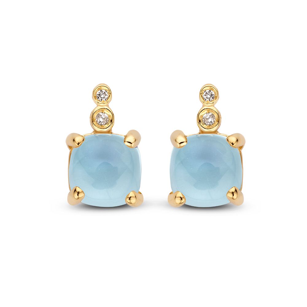 Geelgouden oorbellen met cabochon geslepen blauwe topaas en drie kleine diamanten.