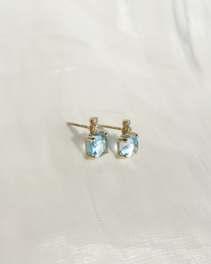 Stijlvolle Geelgouden Oorbellen met Cabochon Geslepen Blauwe Topaas en Diamanten 14 Karaat