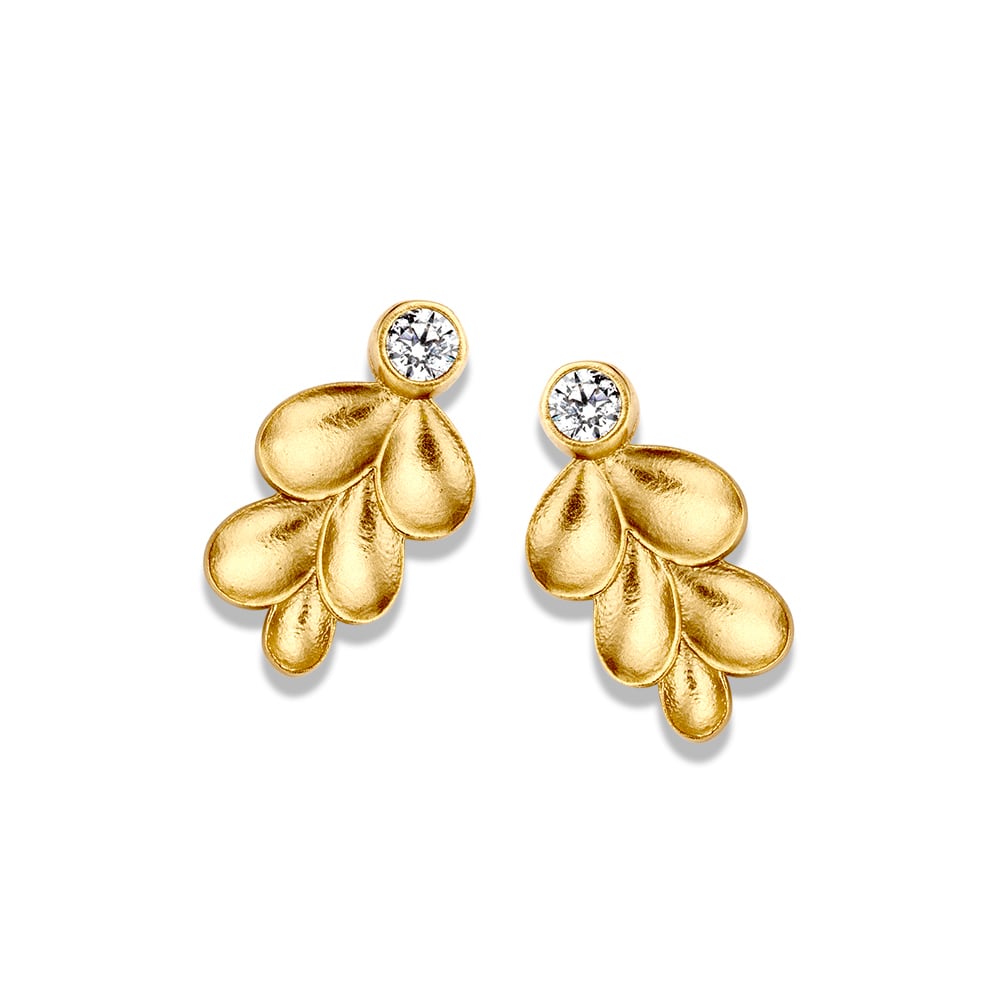Geelgouden oorstekers met blaadjes design en zirkonia, 14 karaat, met een glanzende afwerking.