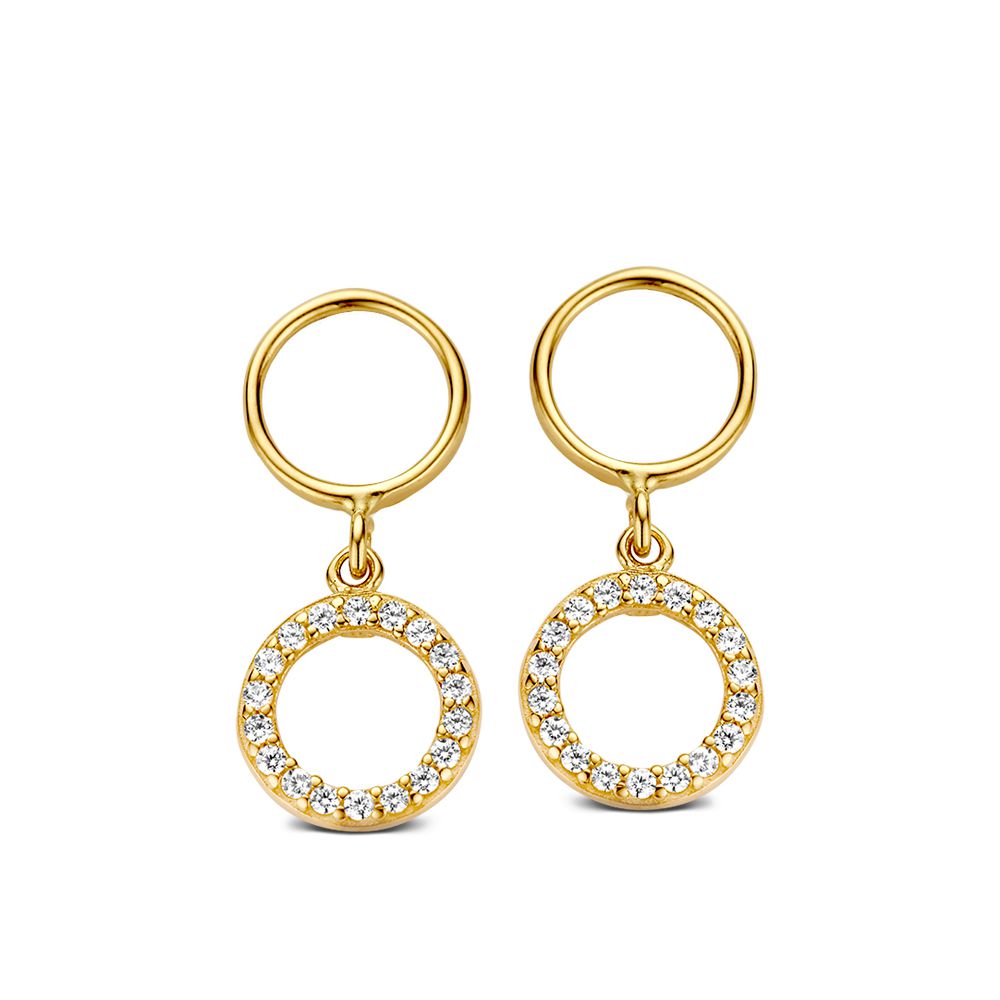 Excellent Jewelry Geelgouden Oorstekers met Zirkonia's - 14 karaat: deze elegante oorstekers hebben een minimalistisch ontwerp met een kleine gladde cirkel en een grotere, zirkonia-bezette hanger. Tijdloos en stijlvol tegen een witte achtergrond.