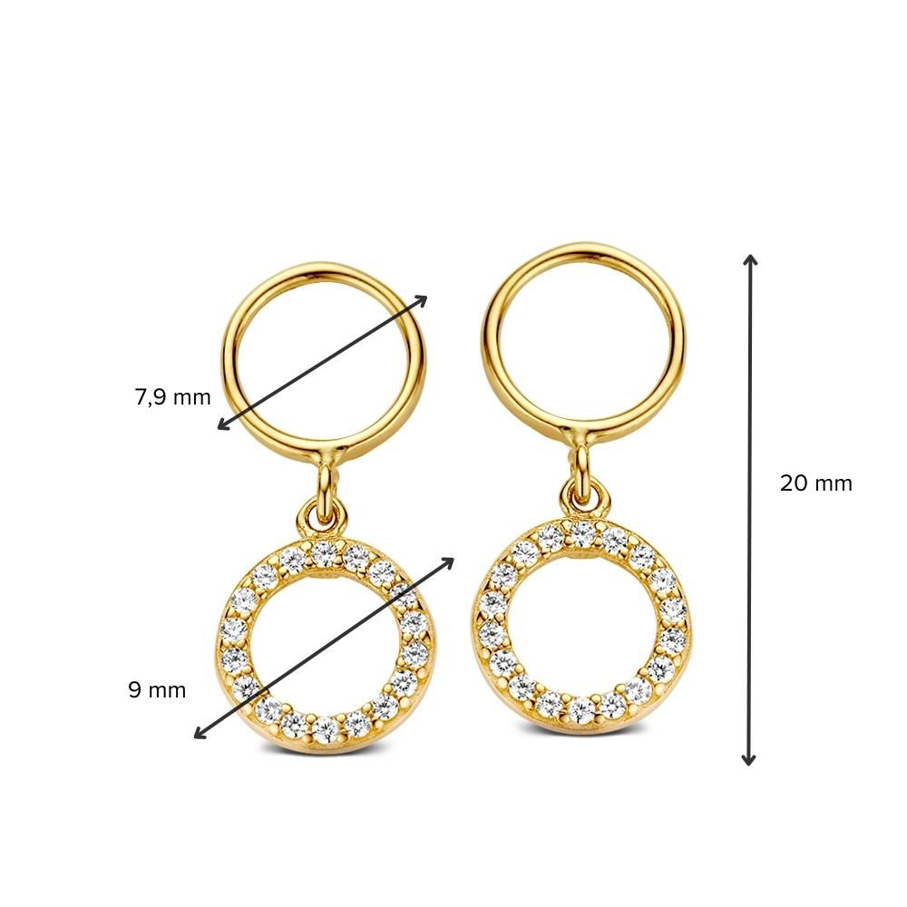 De Geelgouden Oorstekers met Zirkonia's van Excellent Jewelry zijn elegante oorbellen van 14 karaat goud met cirkels bezet met zirkonia. Lengte: 20 mm, diameter cirkel: 9 mm, bovenring: 7,9 mm-perfect voor tijdloze dagelijkse elegantie.