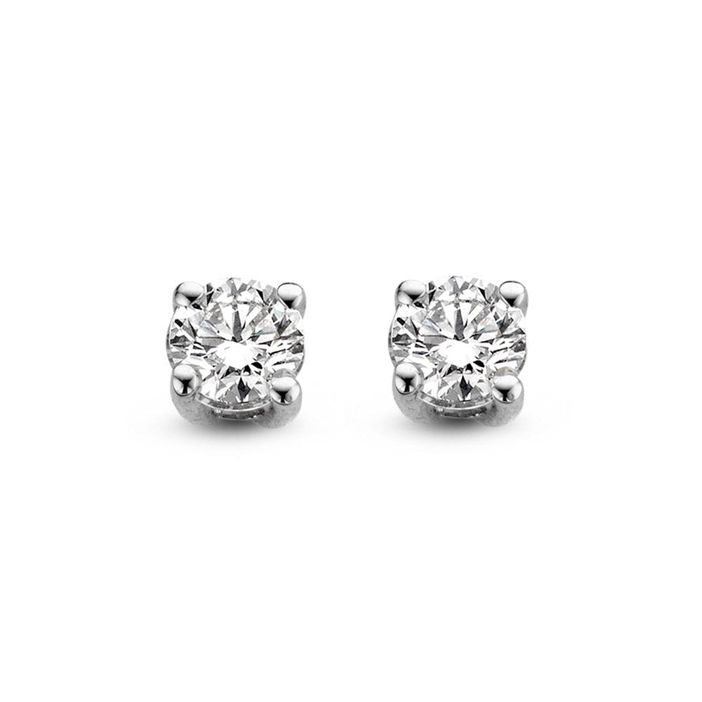 Witgouden oorstekers met een briljant geslepen diamant van 0,50 crt in een klassieke zetting.