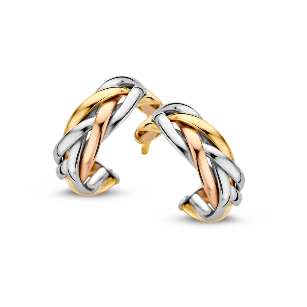 Tricolor gouden oorstekers van 14 karaat met een gevlochten ontwerp in goud, roségoud en zilver.