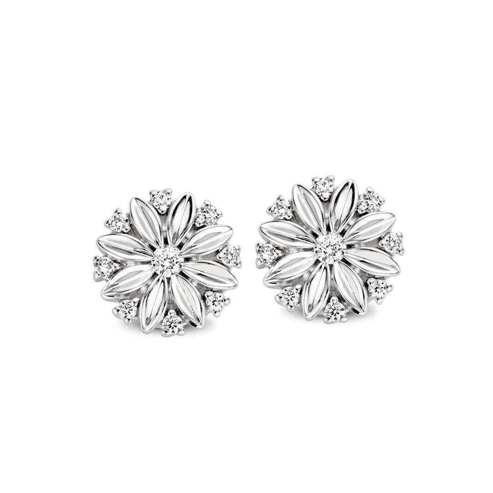 Witgouden oorstekers met bloemvormige diamanten, briljantslijpsel en subtiele luxe details.